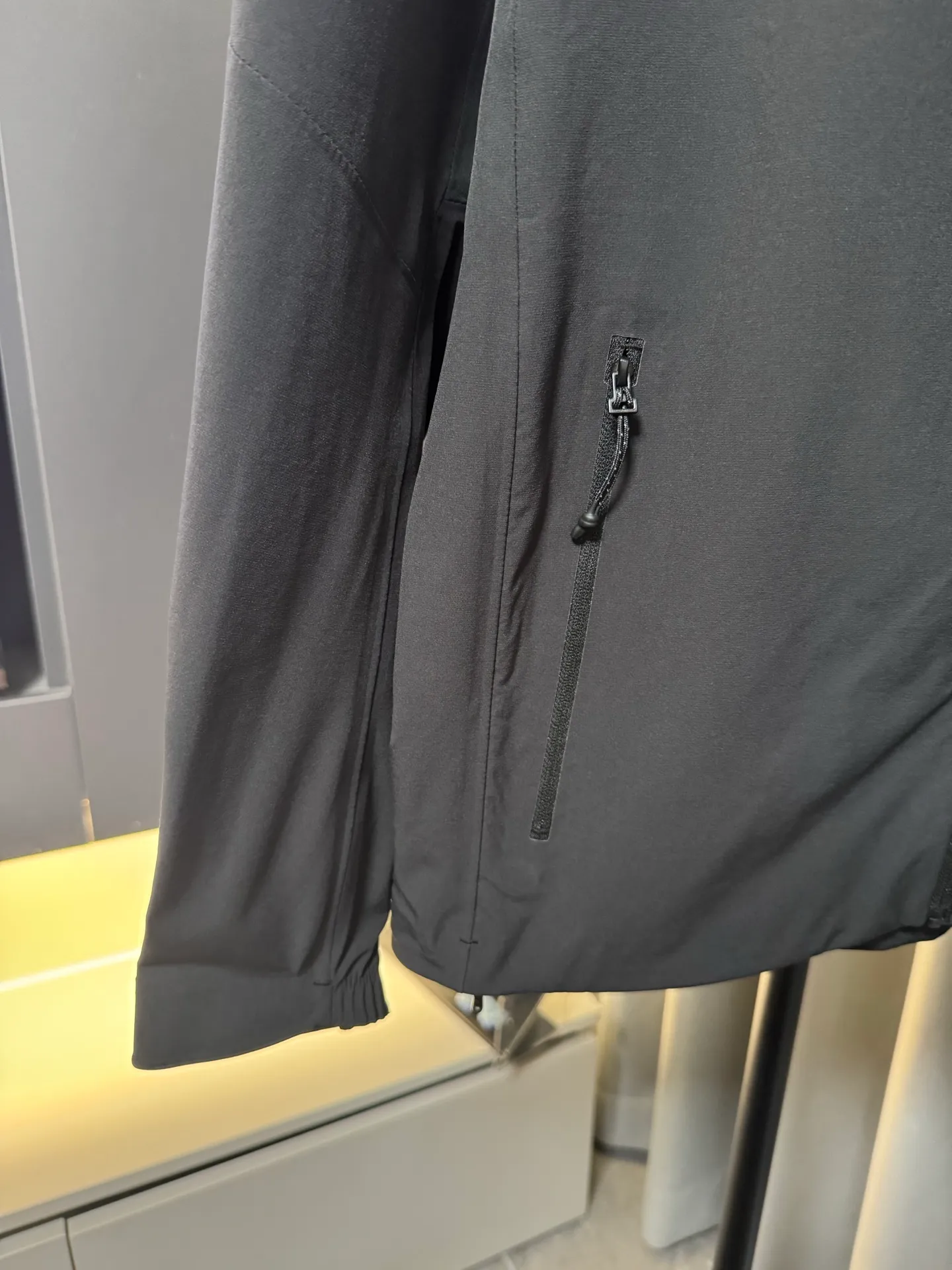 [Premium Replica] KOLON SPORT/Kolon 26Fw TECHSHELL 3L soft shell jacket, stretch thin jacket (black), originally purchased from KF, exclusive customization, custom dyed fabric, light and breathable, windproof and water repellent, hand pockets, taped inside, comfortable and not stuffy, look for the correct version Size: m/l/xl/2xl/3xl/4xl